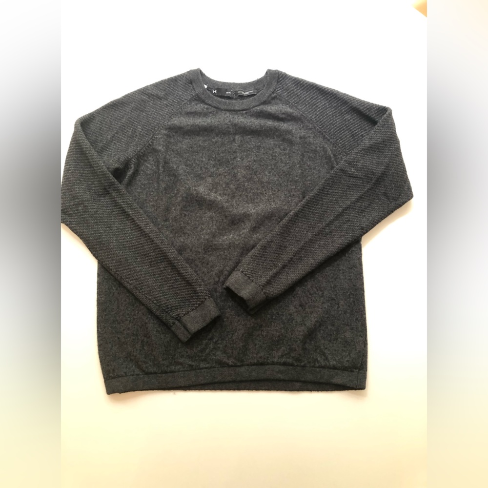 Under Armour Gray Sweater Boy’s Size Large